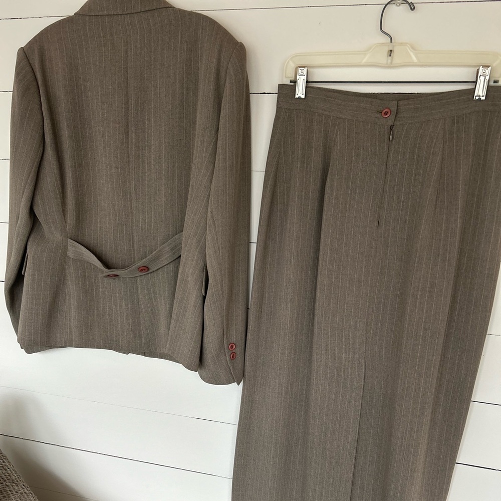 Halston 2 pc Taupe Brown Pin striped Suit Size 12. - Picture 2 of 6